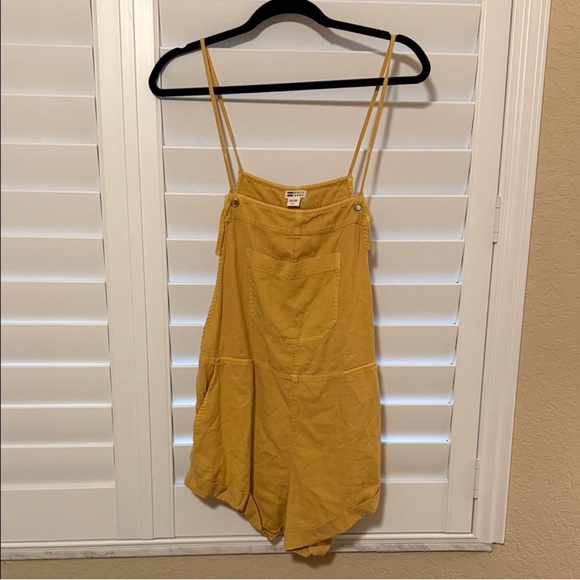 Billabong nwt Mustard Yellow Short Overalls size large - Picture 2 of 6